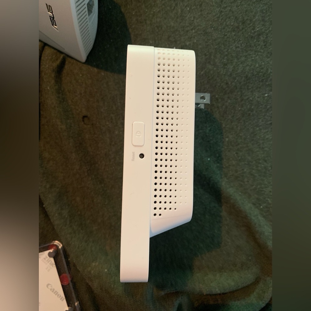 TP-Link Wi- Fi Range Extender Model: RE300 - Picture 5 of 6